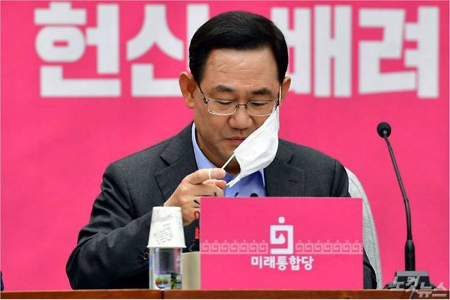 미래통합당 주호영 원내대표가 국회에서 열린 당 원내대책회의에서 마스크를 벗고 있다. (사진=윤창원 기자/자료사진)