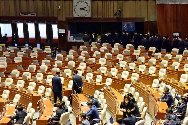 지난 6월 29일 국회 본회의에서 더불어민주당, 열린민주당 등 의원들이 미래통합당이 불참한 가운데 상임위원장 선출 투표를 진행했다. (사진=윤창원 기자/자료사진)