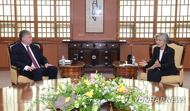 대화 나누는 강경화-비건 (서울=연합뉴스) 강경화 외교부 장관과 스티븐 비건 미국 국무부 부장관 겸 대북특별대표가 8일 오전 서울 외교부 청사에서 대화를 나누고 있다. 2020.7.8 [사진공동취재단] photo@yna.co.kr