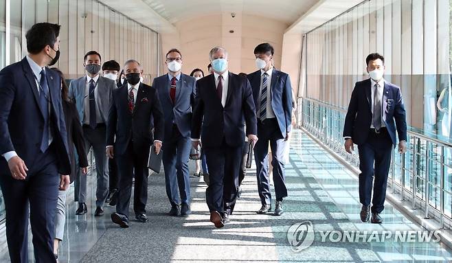 외교부 향하는 스티븐 비건 (서울=연합뉴스) 김인철 기자 = 스티븐 비건 미국 국무부 부장관 겸 대북특별대표가 8일 오전 서울 종로구 정부서울청사에 도착해 해리 해리스 주한미대사와 함께 외교부로 이동하고 있다. 2020.7.8 yatoya@yna.co.kr