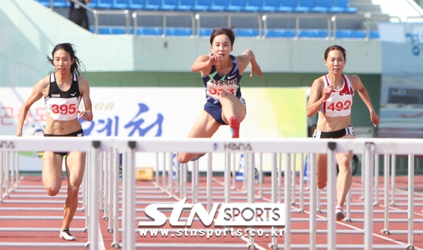 9일 오후 경북 예천공설운동장에서 열린 '제49회 전국종별육상경기선수권대회' 여자 일반부 100m 허들 결선에 출전해 13초44를 기록한 정혜림(가운데)이 역주하는 모습.