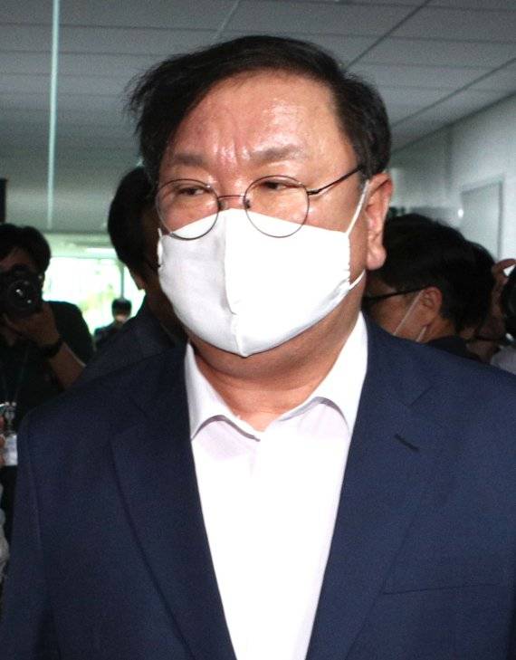 김태년 더불어민주당 원내대표가 9일 오후 국회 의원회관에서 열린 부동산 대책 관련 당정청 회의를 마치고 회의장을 나서고 있다. 뉴스1