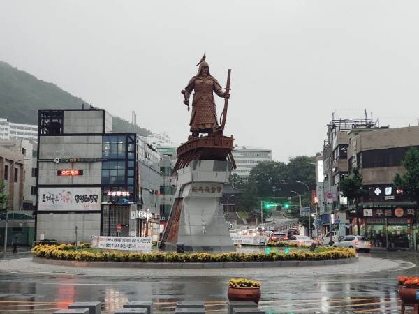 이순신광장에 서 있는 이순신 장군&nbsp;동상.