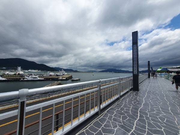 오동도 방파제 길.