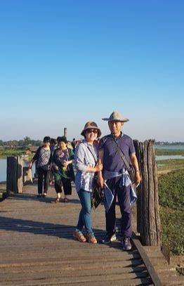 우베인다리 위에 선 작가 부부. [사진 조남대]