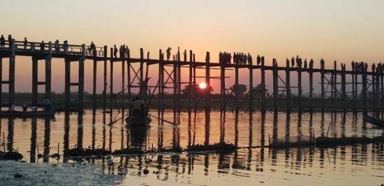 우베인다리 교각 사이로 보이는 저 멀리 지평선으로 넘어가는 태양. [사진 조남대]