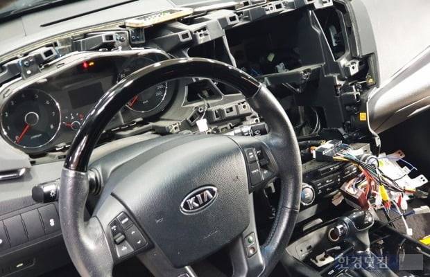 최근 출시되는 신차에 달린 어라운드뷰가 탐났다. 그래서 낡은 차를 뜯었다. 사진=오세성 한경닷컴 기자