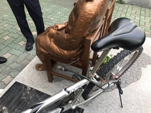 자전거 묶인 부산 소녀상 [소녀상을 지키는 부산시민행동 제공. 재판매 및 DB금지]
