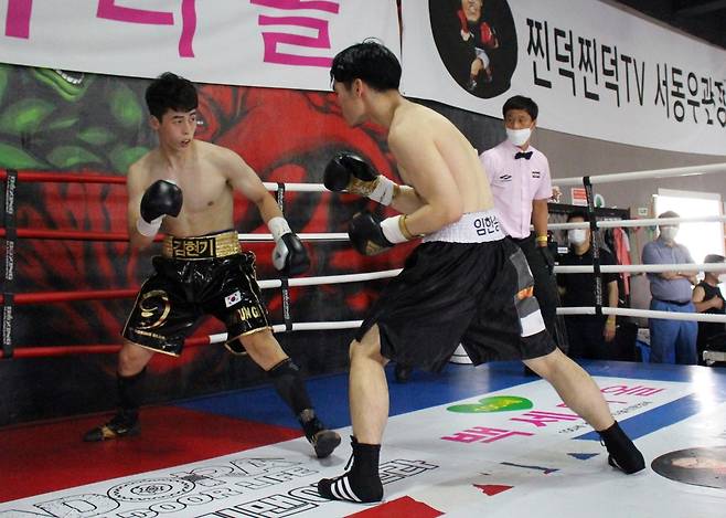 김현기(왼쪽)와 임한송의 '배틀로얄 4' 미들급 16강전 [복싱매니지먼트코리아 제공. 재배포 및 DB 금지]