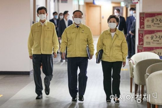 홍남기(가운데) 경제부총리 겸 기획재정부 장관과 김현미(오른쪽) 국토교통부 장관, 진영 행전안전부 장관이 10일 서울 종로구 정부서울청사에서 다주택자에 대한 종부세 강화 등 부동산 종합대책을 발표하기 위해 이동하고 있다./강진형 기자aymsdream@