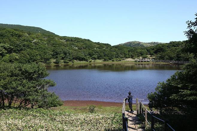 지난달 26일 한라산 백록담 가는 길에 있는 사라오름 산정호수. 김선식 기자