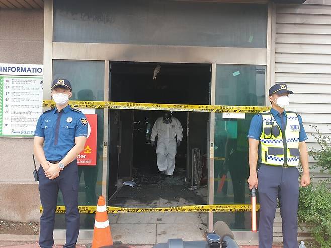 국립과학수사원 관계자들이 전남 고흥군 윤호21병원 1층 현관에서 이날 새벽 발생한 화재 원인을 조사하고 있다. 김용희 기자 kimyh@hani.co.kr