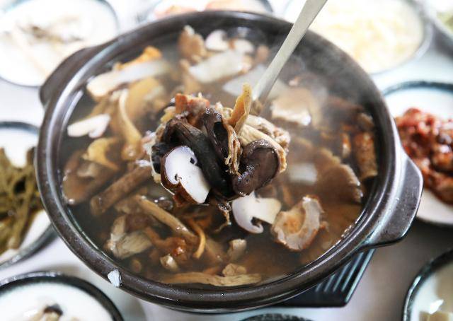 20여가지 버섯이 듬뿍 들어간 호남식당 자연산버섯탕.
