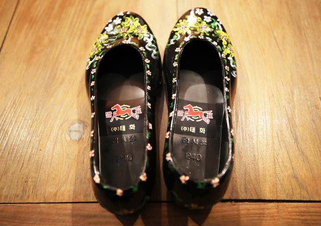 무선동 남도한옥민박 '자연스토리'의 꽃 그림 고무신.