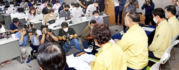 홍남기 부총리 겸 기획재정부 장관(앞줄 왼쪽 세 번째)이 10일 ‘7·10 부동산 대책’을 발표한 뒤 질문에 답변하고 있다.  신경훈 기자 khshin@hankyung.com