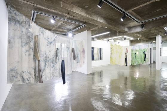 Fay Shin's ’Front and back side of the planet: motility, ion, wave“ (2019). [GALLERY SU]