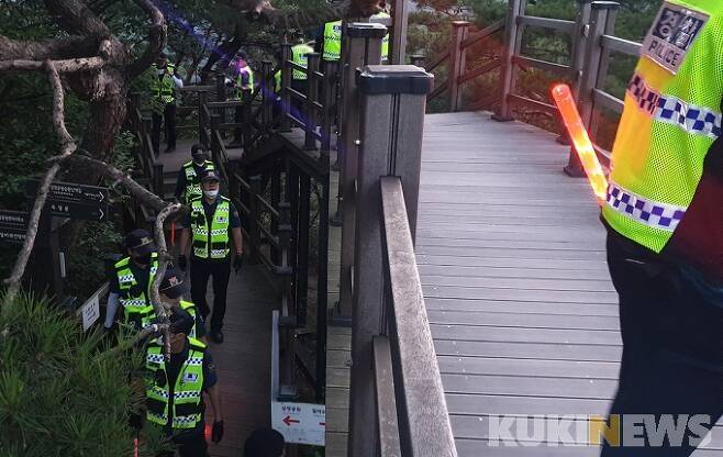 사진= 9일 오후 서울 종로구 와룡공원 일대에서 경찰이 박원순 서울시장을 수색 작업을 벌이고 있다./ 이소연 기자