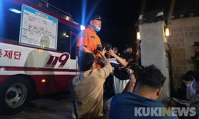 사진=경찰과 소방당국이 9일 오후 서울 성북구 가구박물관 앞에서 브리핑을 진행하고 있다. / 이소연 기자&nbsp;