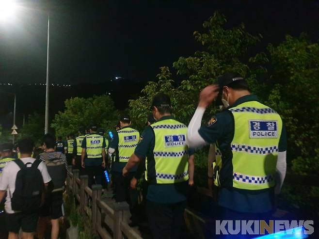 경찰이 서울 성북구 일대에서 경찰이 박원순 서울시장 관련 야간 수색 작업을 진행 중이다 / 이소연 기자&nbsp;