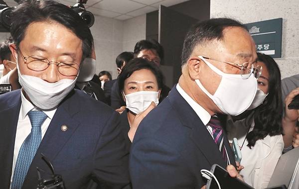 홍남기 부총리 겸 기획재정부 장관과 김현미 국토교통부 장관, 조정식 더불어민주당 정책위의장(오른쪽부터)이 9일 국회 의원회관에서 부동산 대책 관련 고위 당정협의를 마친 뒤 회의장을 나서고 있다. 정부는 10일 고강도 부동산 대책을 발표할 예정이다. 최종학 선임기자