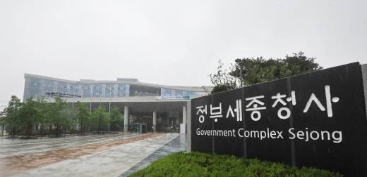더불어민주당과 정부, 청와대는 9일 국회 의원회관에서 긴급 협의회를 열고 부동산 시장 안정화를 위한 고강도 대책을 논의했다. 다주택자에 대한 종부세 최고 세율을 최대 6% 수준까지 상향하는 방안을 검토한 것으로 전해졌다. /사진=머니S