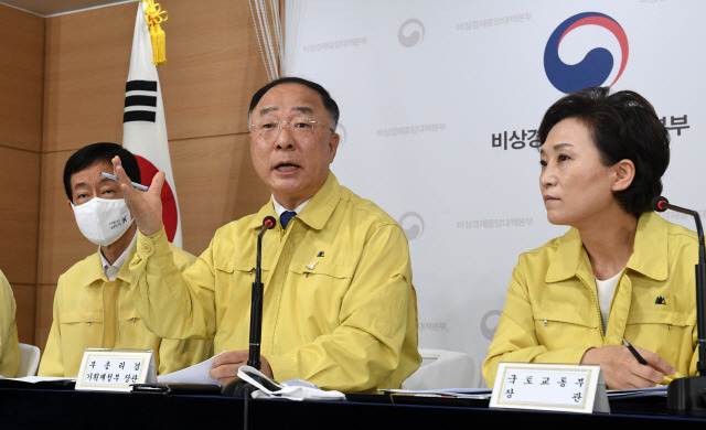 홍남기(가운데) 경제부총리가 김현미(오른쪽) 국토교통부 장관, 진영(왼쪽) 행정안전부 장관과 함께 10일 정부서울청사에서 부동산 보완 대책을 발표하고 있다. 정부는 다주택자에 대한 종부세 최고세율을 6.0%까지 올리고 1년 미만 단기차익에는 70%의 양도소득세율을 부과하기로 했다. 이에 부자들을 겨냥한 징벌적 증세라는 비판이 나온다.  /성형주기자