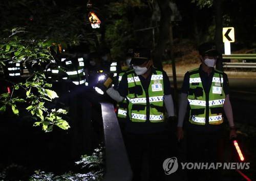 실종된 박원순 시장 야간 수색 (서울=연합뉴스) 홍해인 기자 = 박원순 서울시장이 실종됐다는 신고가 경찰에 들어온 9일 밤 북악산 일대에서 경찰이 2차 야간 수색을 하고 있다. 2020.7.9 hihong@yna.co.kr