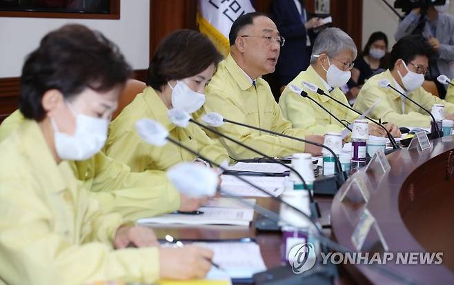 경제 중대본 회의 주재하는 홍남기 부총리 (서울=연합뉴스) 김도훈 기자 = 홍남기 경제부총리 겸 기획재정부 장관이 10일 오전 정부서울청사에서 열린 비상경제 중앙대책본부 회의를 주재하고 있다. superdoo82@yna.co.kr