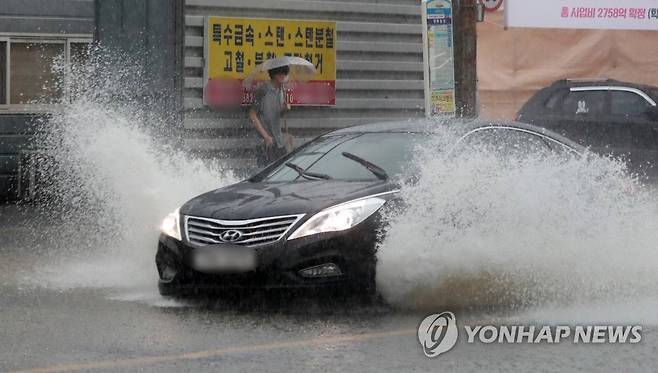 집중호우 내린 부산 (부산=연합뉴스) 손형주 기자 = 부산지역에 많은 비가 내린 10일 부산 사상구 새벽로 인근에서 차량들이 물보라를 일으키고 있다. 2020.7.10 handbrother@yna.co.kr
