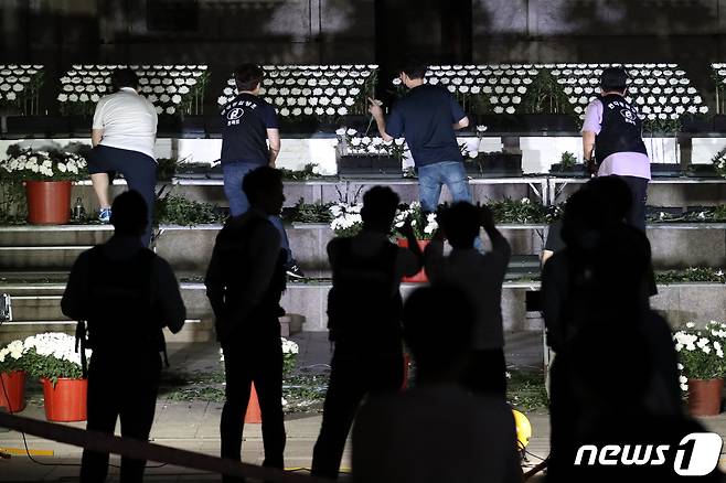 지난 10일 서울 중구 태평로 서울시청 청사 앞에 고(故) 박원순 서울시장 시민분향소가 설치되고 있다./뉴스1 © News1