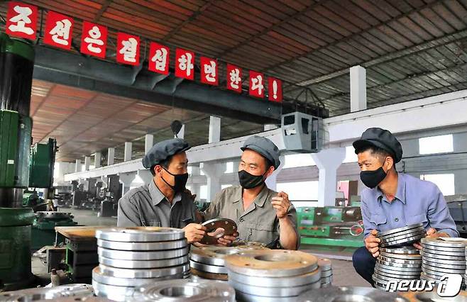 (평양 노동신문=뉴스1) = 북한 노동당 기관지 노동신문은 11일 "채취공업부에 보내줄 부속품 생산에서 서로의 지혜를 합쳐간다＂며 평양탄광기계공장 사진을 실었다. [국내에서만 사용가능. 재배포 금지. DB 금지. For Use Only in the Republic of Korea. Redistribution Prohibited] rodongphoto@news1.kr