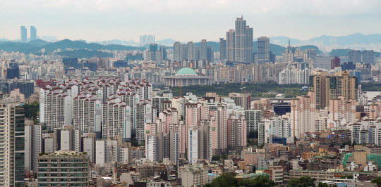 정부가 다주택자를 겨냥한 과세로 부동산 가격 안정화에 나선다. 정부는 10일 정부서울청사에서 홍남기 경제부총리 주재로 제10차 비상경제 중앙대책본부 회의를 열고 다주택자를 대상으로 취득세, 종합부동산세, 양도소득세를 대폭 끌어올리는 부동산 보완대책을 발표했다. 사진은 이날 오후 서울 마포와 여의도 일대 아파트 단지 모습. [연합뉴스]