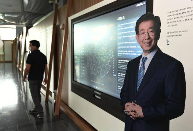 [저작권 한국일보] 박원순 서울시장이 실종신고 7시간만에 사망한 채 발견된 가운데 10일 오전 서울시청 시장실 앞에 환하게 웃고 있는 박 시장의 사진이 보인다. 배우한 기자