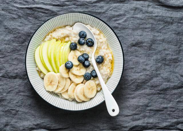 귀리는 슈퍼 푸드 열풍과 맞물려 '오트밀'이라는 우아한 이름으로 아침에 즐겨 먹는 식재료가 됐다. 게티이미지뱅크