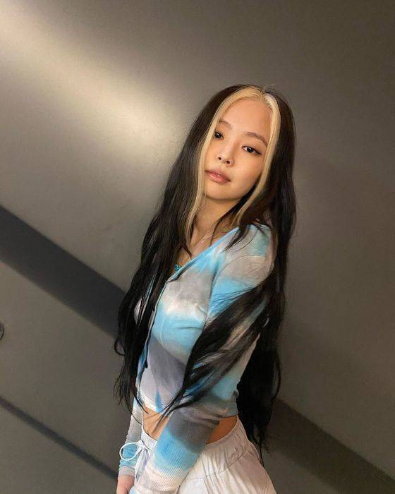 앞 머리 부분만 밝게 탈색하는 '블리치 헤어'가 화제가. 사진 제니 인스타그램