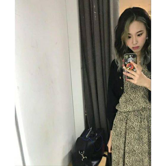 앞 머리 부분과 모발 끝 부분에 초록빛이 돌도록 부분 염색해 독특한 분위기를 낸 '트와이스' 채영. 사진 트와이스 인스타그램