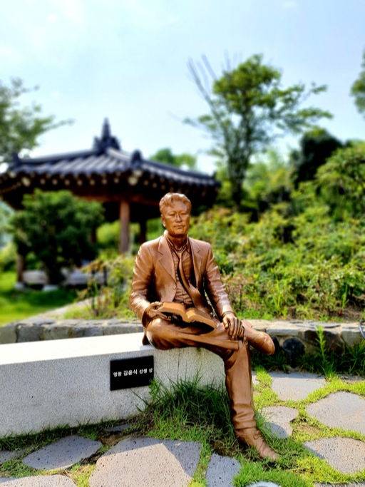 영랑 김윤식 동상