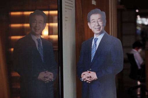 지난 10일 오후 서울시청 시장실 앞에 고 박원순 시장의 배너가 놓여 있다. 연합뉴스