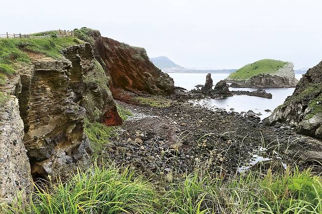 차귀도에서 본 장군바위 [사진/조보희 기자]