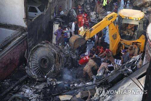 5월 22일 추락한 파키스탄 국제항공 여객기 잔해 [EPA=연합뉴스]