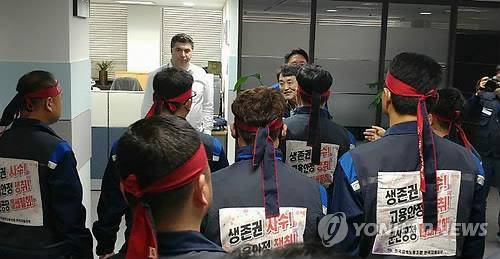 2018년 당시 사장실 점거한 한국GM 노조 [2018.04.05 송고] [한국GM 제공. 재판매 및 DB 금지]