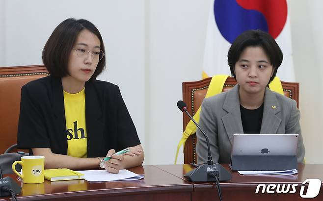 류호정(오른쪽), 장혜영 의원이 9일 오전 서울 여의도 국회에서 열린 정의당 의원총회에 참석해 심상정 대표의 모두발언을 경청하고 있다. 2020.6.9/뉴스1 © News1 박세연 기자