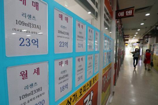 6·17 부동산 대책 발표 3주 만에 다시 나온 '7·10 대책'에 대해 전문가들은 다주택자에 대한 세금을 크게 올려 투기수요를 원천 차단하려는 고강도 대책이라고 평가했다. 사진은 서울 송파구 잠실 아파트 단지 상가의 부동산 중개업소.
연합뉴스