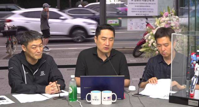 유튜브 ‘가로세로연구소’ 진행자(왼쪽부터 김용호, 강용석, 김세의)들이 지난달 26일 라이브방송을 하고 있다. 강용석 변호사는 4·15 총선과 무관한 외신 기사를 소개하며 “저 기사를 쓴 이유는 부정선거와 중국의 관계를 후속기사로 쓰기 위해서”라고 주장했다. 가로세로연구소 영상 캡처