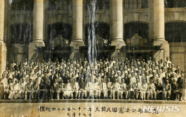 [서울=뉴시스] 제헌헌법을 만든 198명의 제헌 국회의원이 1948년 5월 31일 국회 개원식을 마치고 중앙청을 배경으로 기념 촬영을 하고기념촬영하고 있다. 이 사진은 제헌 국회의원을 지낸 원장길(元長吉) 전 의원이 소장하고 있던 것으로, 사진에는 ‘1948년 대한민국헌법공포기념 7월 17일’이라고 기록돼 있지만 5월 31일 촬영된 것으로 추정된다. (사진=국립민속박물관 제공) 2020.07.12. photo@newsis.com (* 위 사진은 재배포, 재판매, DB 및 활용을 금지합니다)