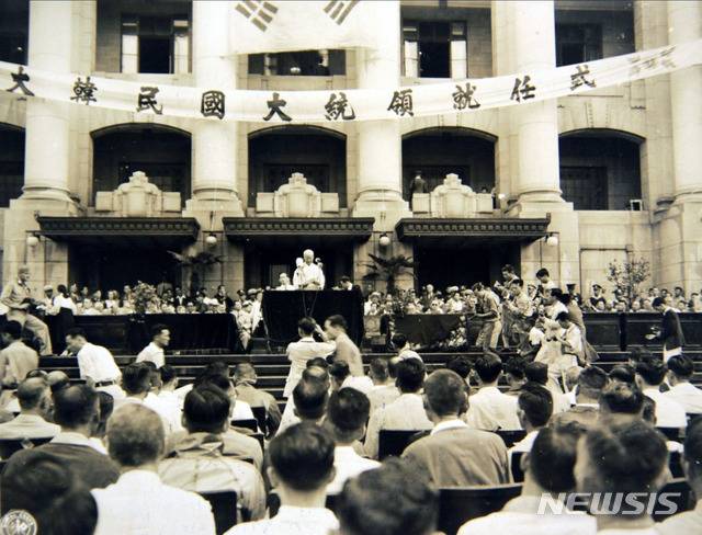 [서울=뉴시스] 1948년 7월 24일 오전 중앙청 앞에서 열린 대통령 취임식에서 이승만 대통령이 취임사를 낭독하고 있다. (사진=미국 국립문서기록청) 2020.07.12. photo@newsis.com (* 위 사진은 재배포, 재판매, DB 및 활용을 금지합니다)