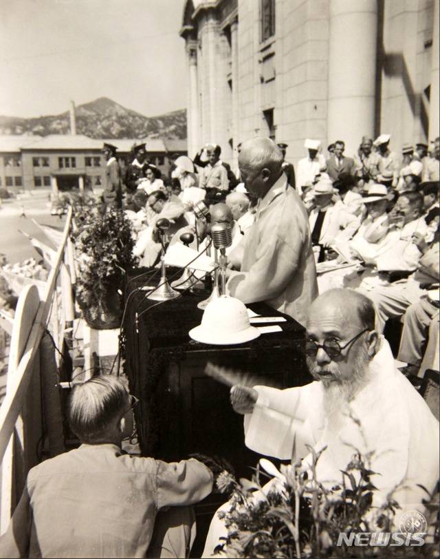 [서울=뉴시스] 1948년 8월 15일 중앙청 광장에서 열린 ‘대한민국 정부수립 국민축하식’에서 이승만 대통령이 기념사를 낭독하고 있다. 앞쪽에 전남 고흥에서 당선된 오석주(吳錫柱) 제헌의원의 모습이 보인다. (사진=미국 국립문서기록청) 2020.07.12. photo@newsis.com (* 위 사진은 재배포, 재판매, DB 및 활용을 금지합니다)