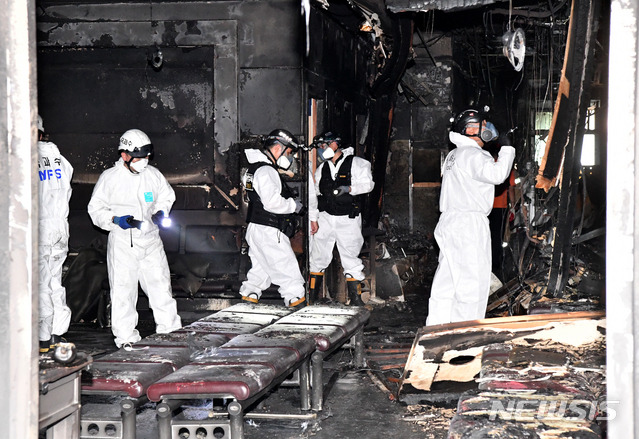 [고흥=뉴시스] 신대희 기자 = 10일 오전 3시42분 전남 고흥군 고흥읍 윤호21병원에서 불이 나 환자 3명이 숨지고 27명이 크고 작은 부상을 입었다. 경찰·소방당국·국립과학수사연구원이 이날 오후 불이 시작된 병원 1층에서 합동 감식을 하고 있다. 2020.07.10. sdhdream@newsis.com