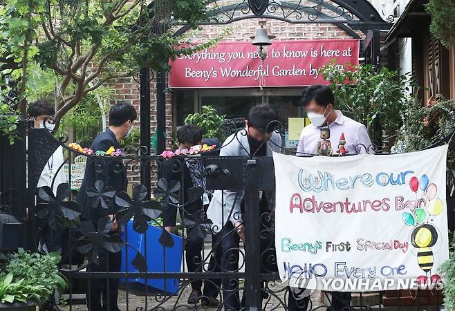 경찰, 유치원 식중독 수사 집단 식중독이 발생한 경기도 안산시의 한 유치원에서 지난달 29일 경찰이 유치원으로부터 임의제출 받은 CCTV 자료 등이 담긴 상자를 차로 옮기는 모습. [연합뉴스 자료사진]