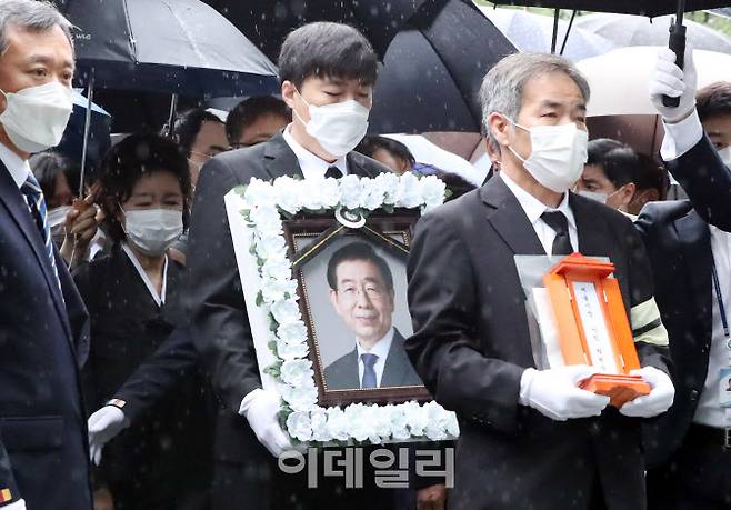 고 박원순 서울시장의 영결식이 열린 13일 서울 중구 서울시청에서 영결식을 마친 뒤 고인의 영정과 위패가 추모공원으로 향하고 있다.(사진=이영훈 기자)